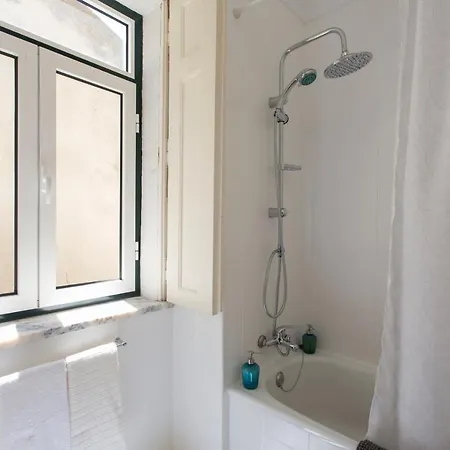 Spacious Alfama Duplex, By Timecooler Lizbona